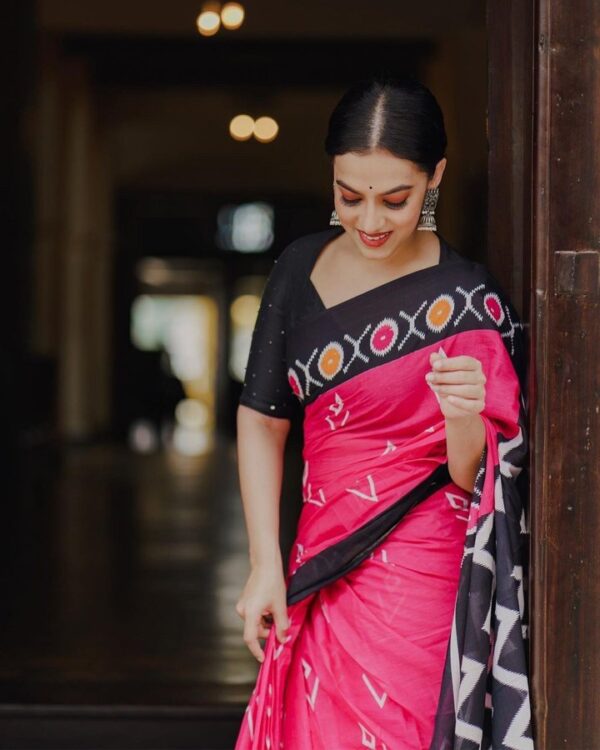 HOT PINK PURE MULMUL COTTON SAREE WITH BLUE HAVY BORDER AND PALU - Image 4